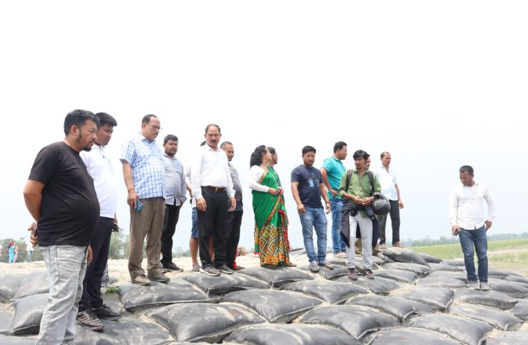 ঢকুৱাখনা বান্দানা অঞ্চলত গঢ়াখহনীয়া স্থান পৰিদৰ্শন মাননীয় সভাপতি শ্ৰী পৰমানন্দ চায়েঙীয়া ডাঙৰীয়া আৰু মাননীয় উপদেষ্টা শ্ৰী সুনিল কুমাৰ পেগু ডাঙৰীয়াৰ।